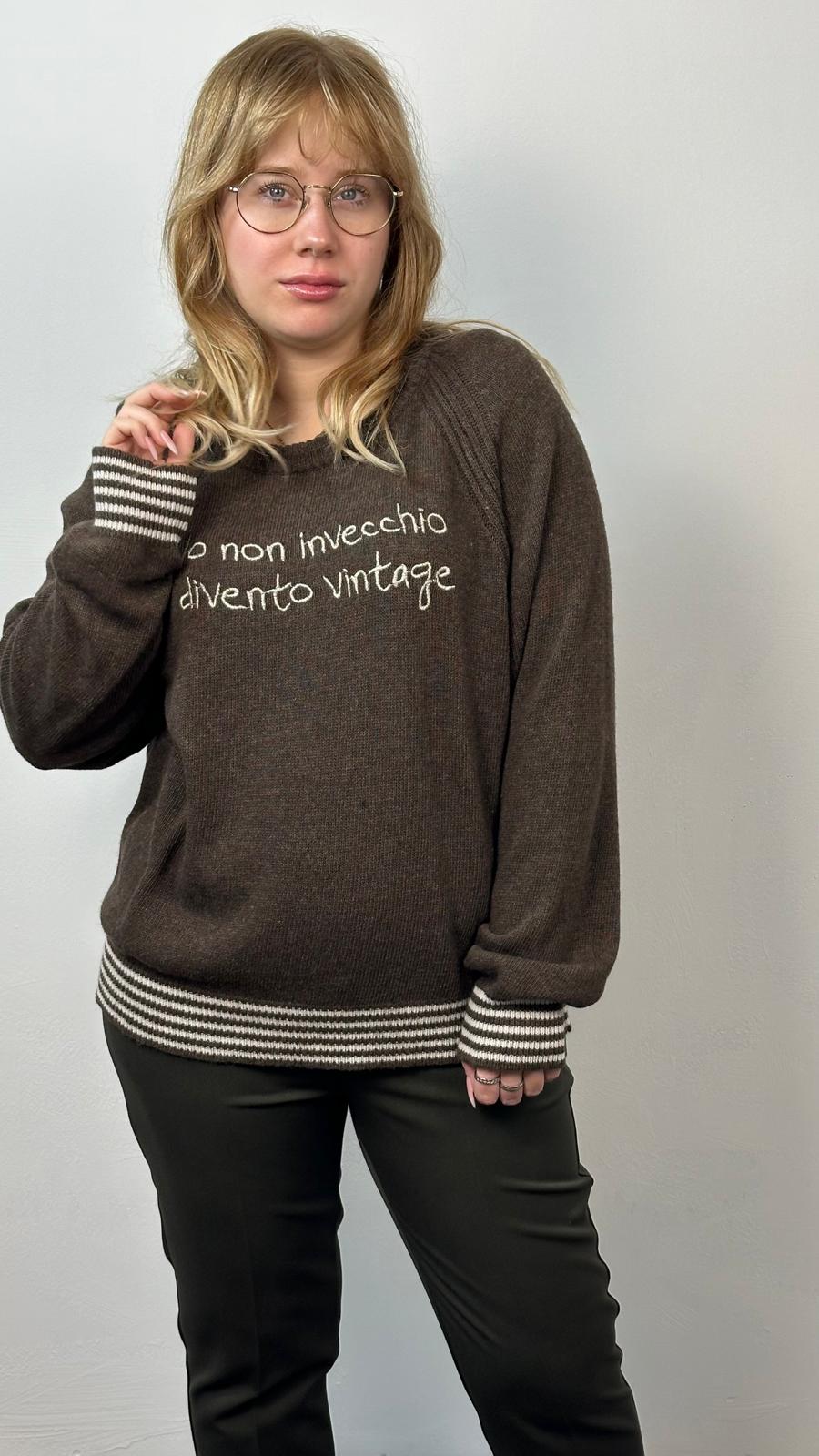 Maglione con ricamo "Io non invecchio divento vintage"