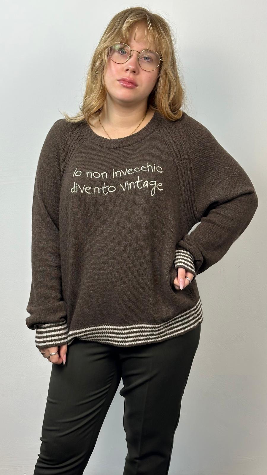 Maglione con ricamo "Io non invecchio divento vintage"