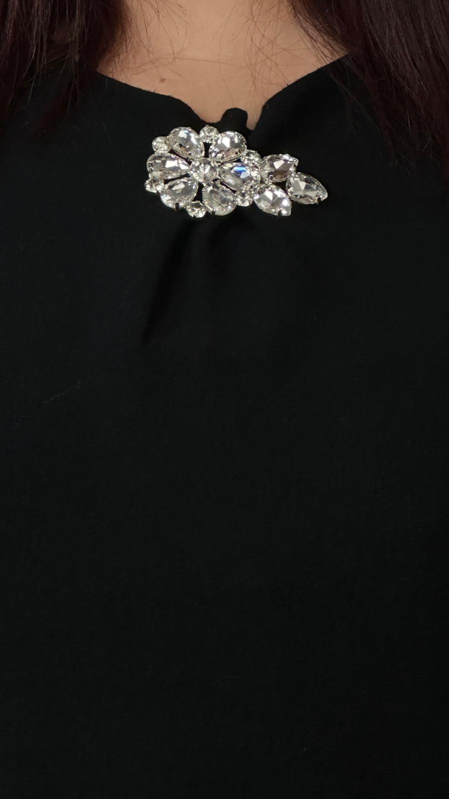 Maglia con spilla gioiello