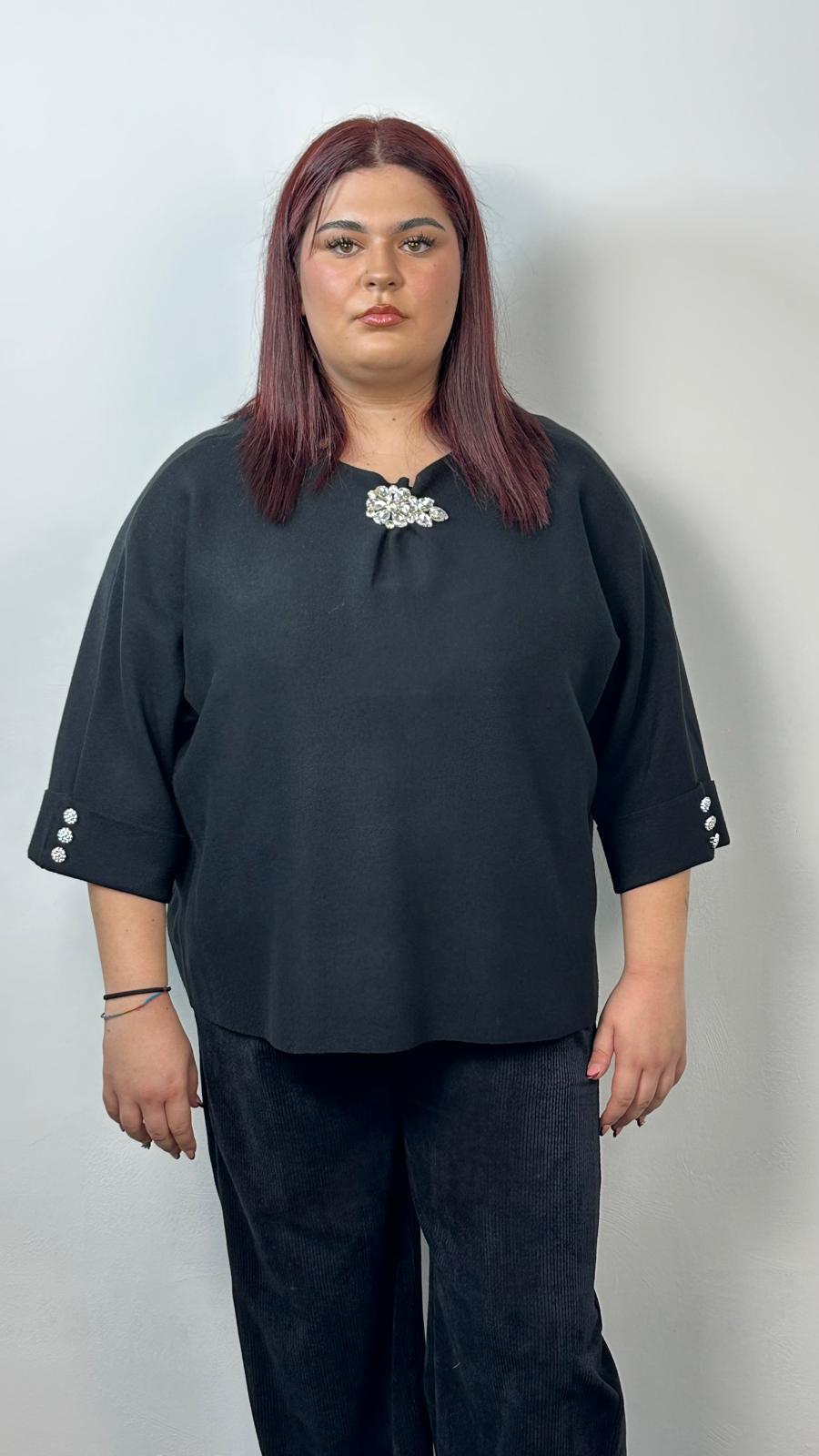 Maglia con spilla gioiello