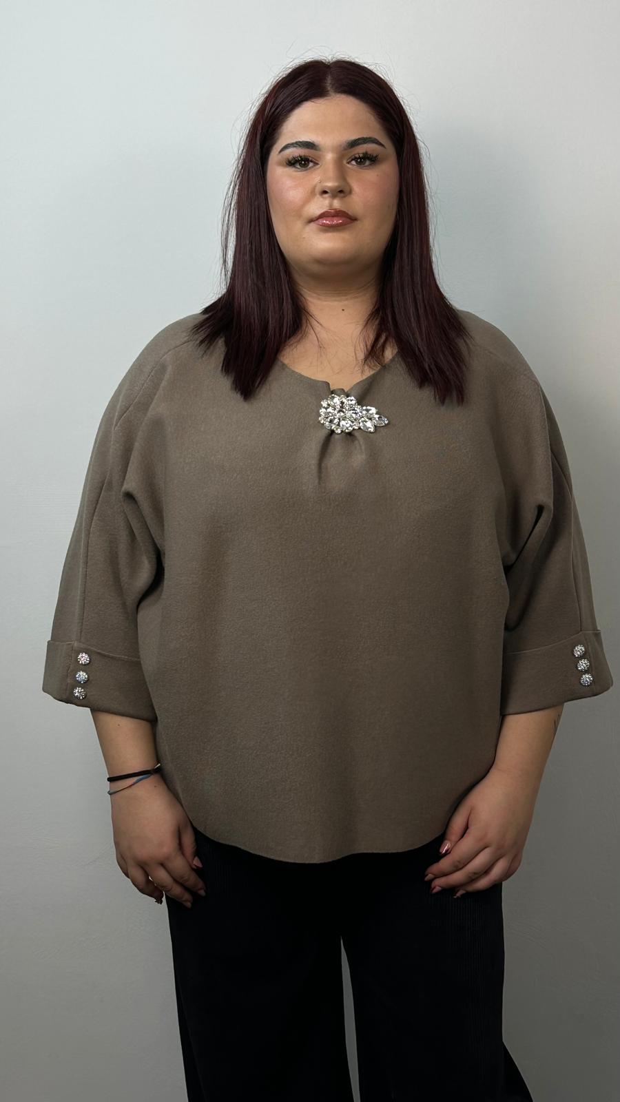 Maglia con spilla gioiello