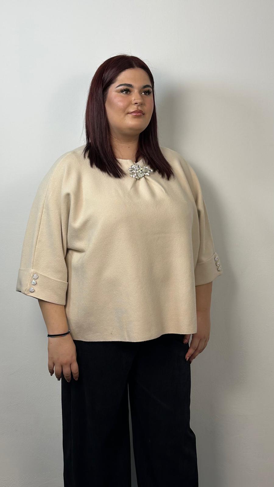 Maglia con spilla gioiello