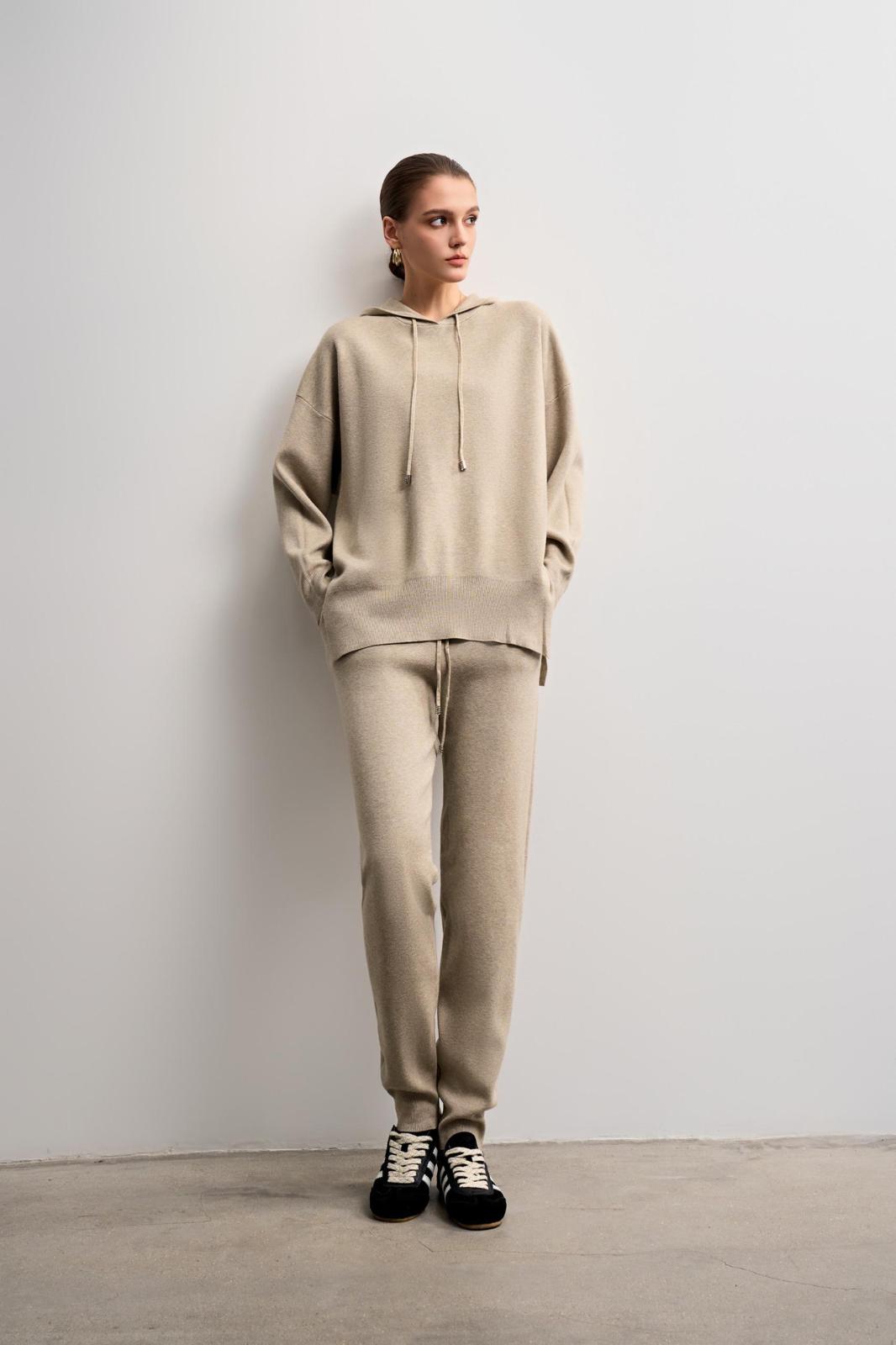 Completo over in maglia con cappuccio