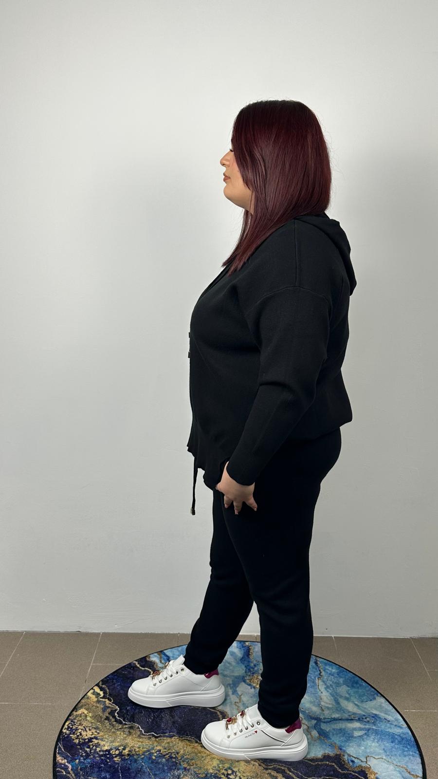 Completo over in maglia con cappuccio