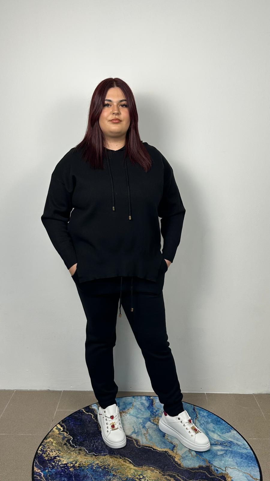 Completo over in maglia con cappuccio