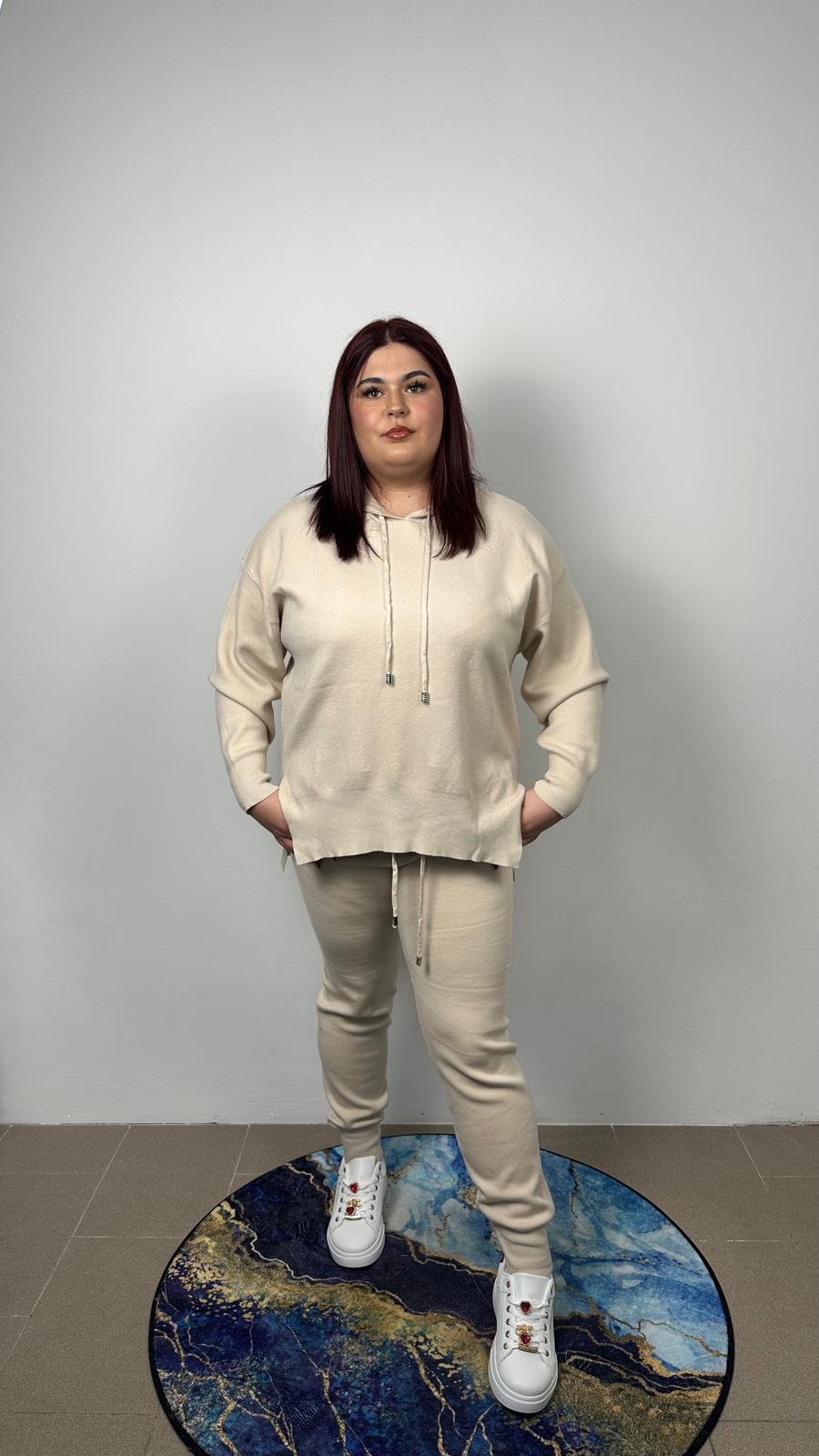 Completo over in maglia con cappuccio