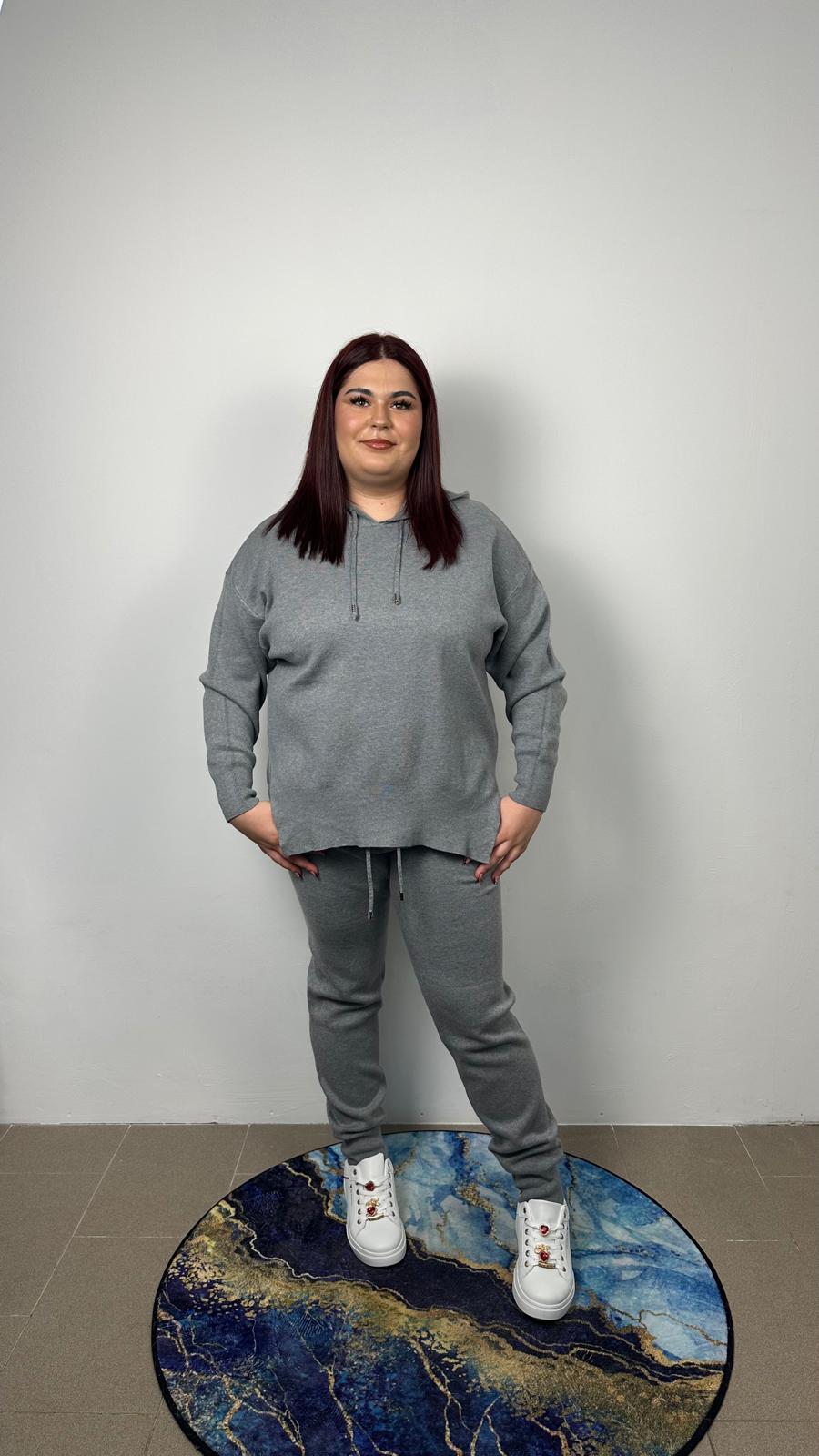 Completo over in maglia con cappuccio