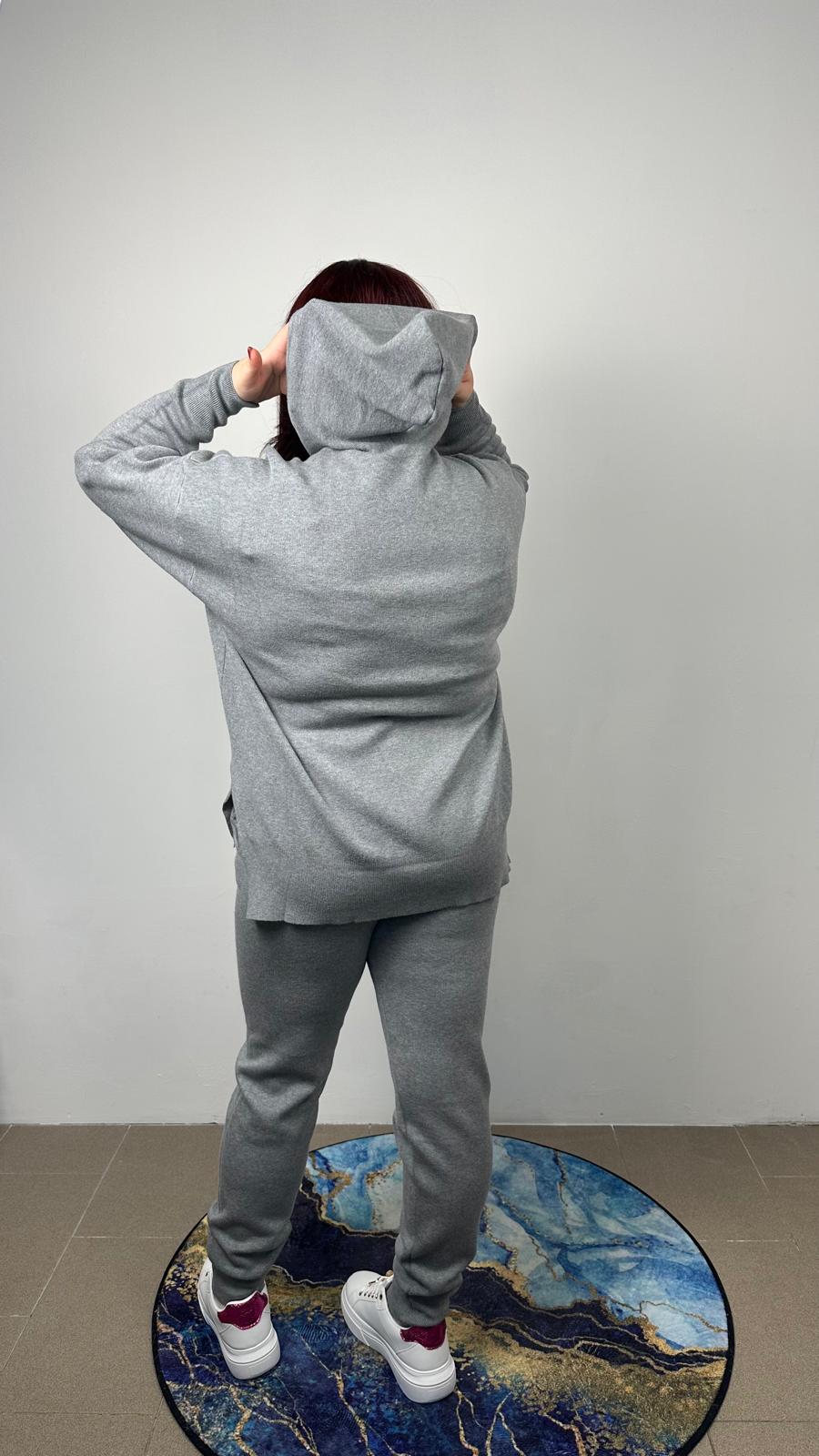 Completo over in maglia con cappuccio