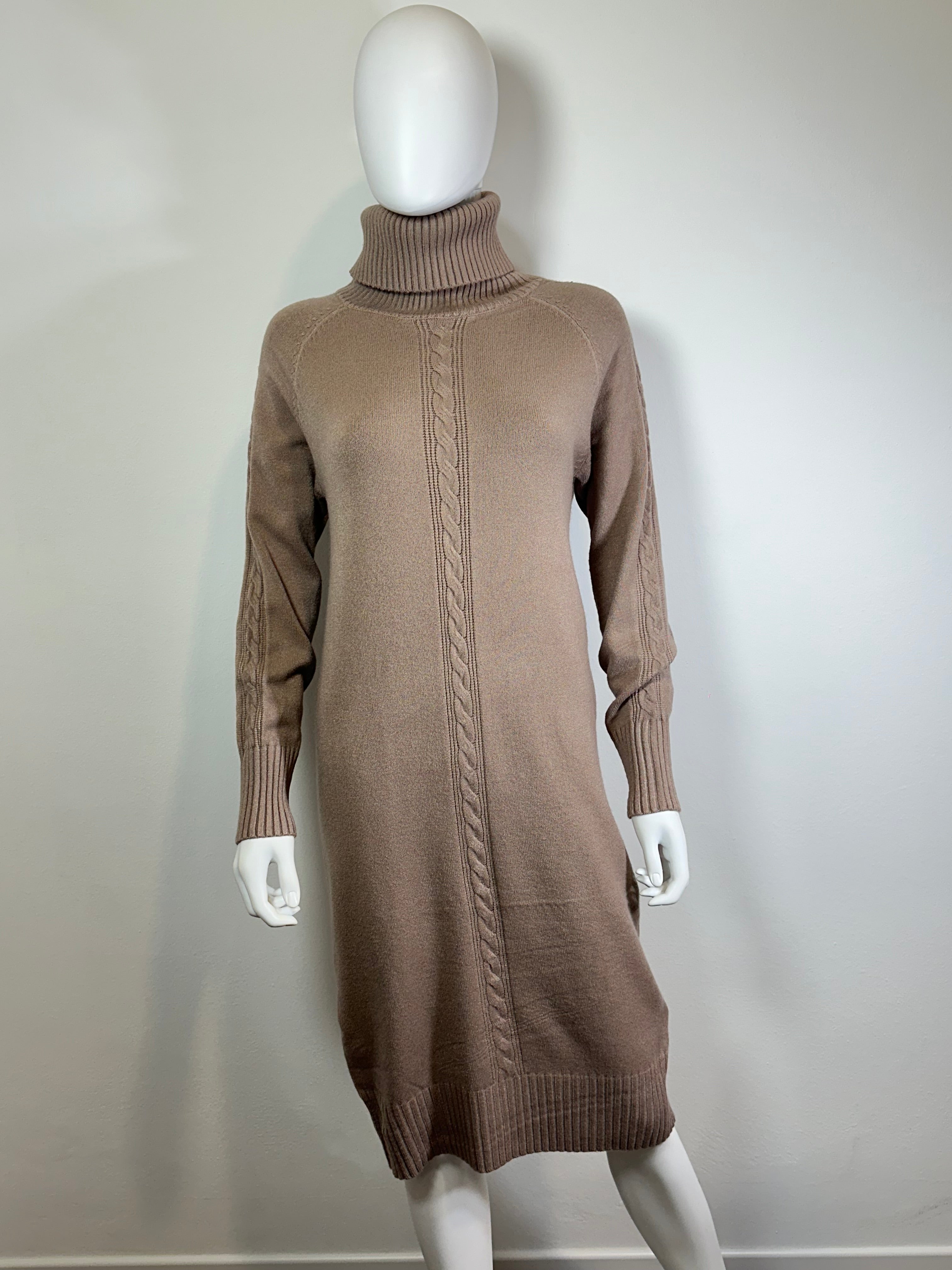 Vestito in maglia con collo alto