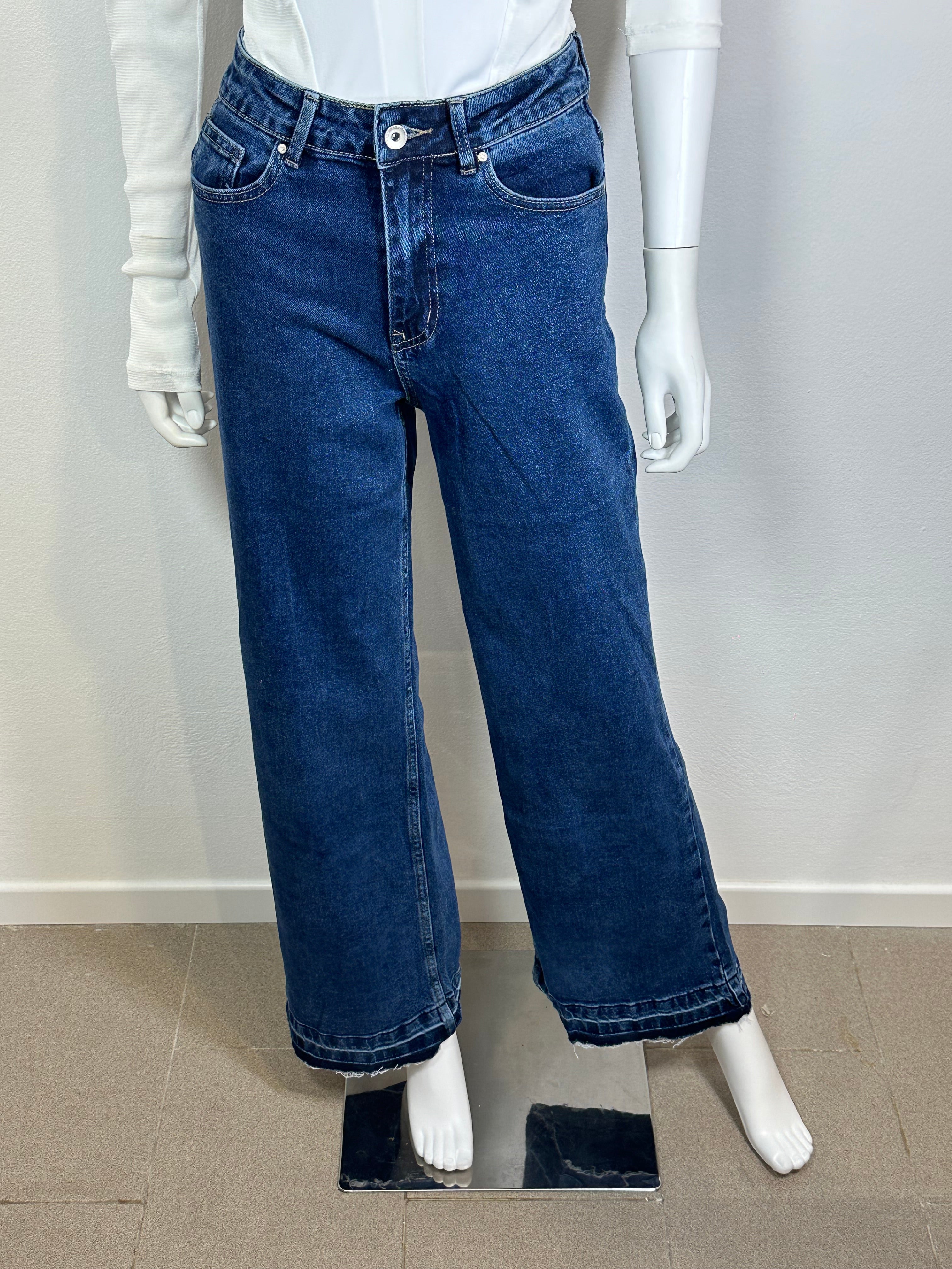 Jeans gamba larga a taglio vivo sul fondo