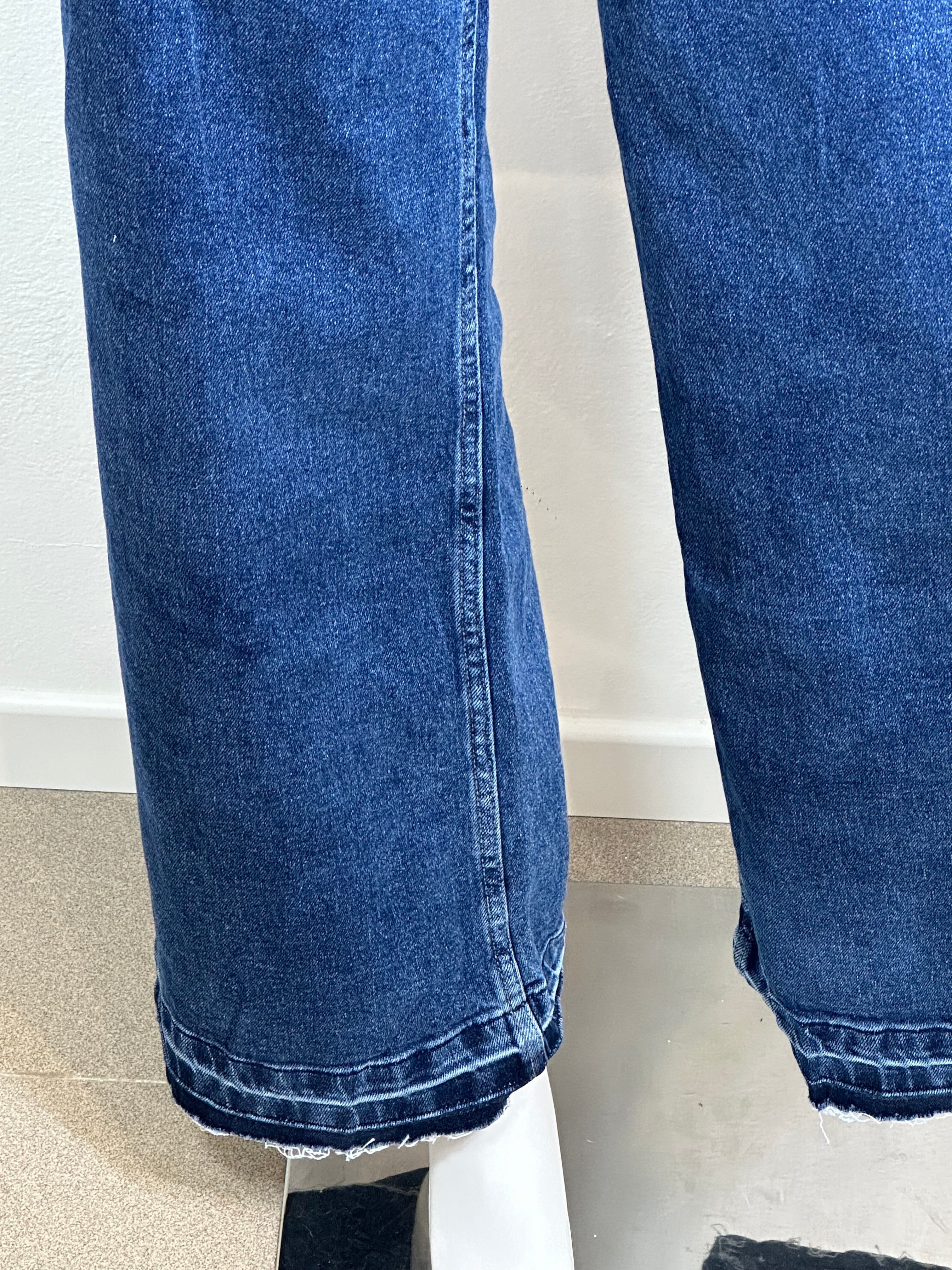 Jeans gamba larga a taglio vivo sul fondo