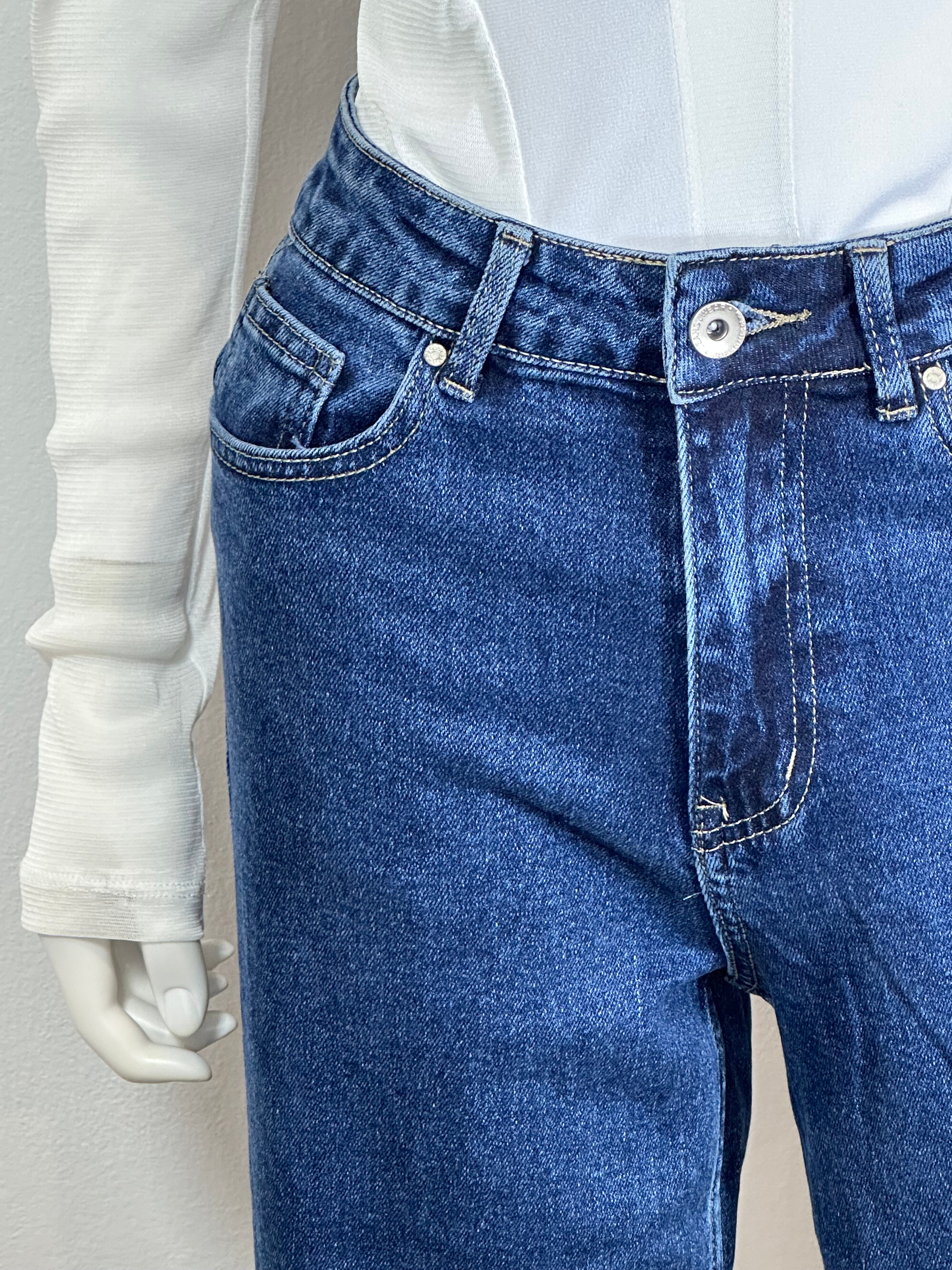 Jeans gamba larga a taglio vivo sul fondo