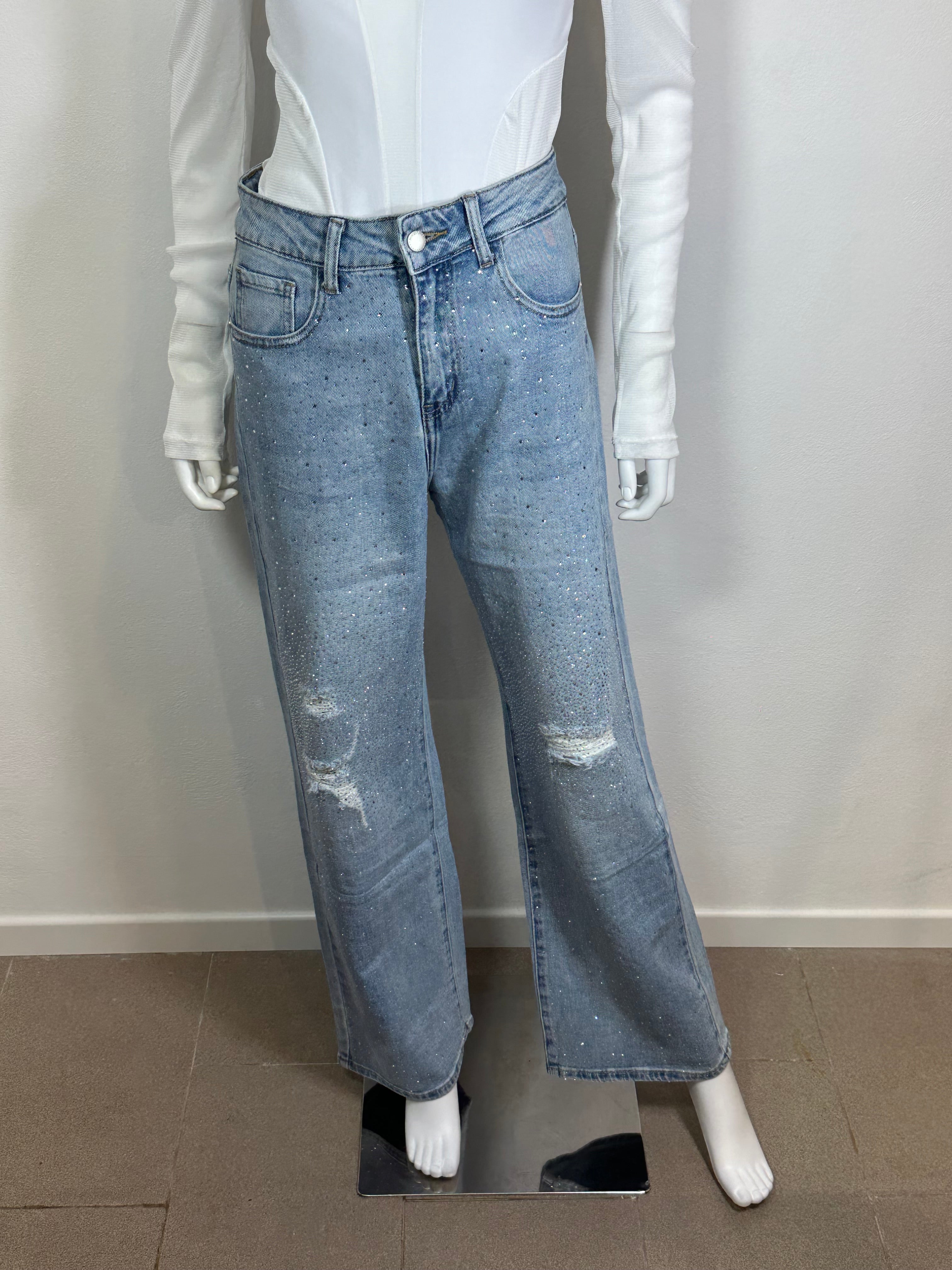 Jeans con strass e strappi