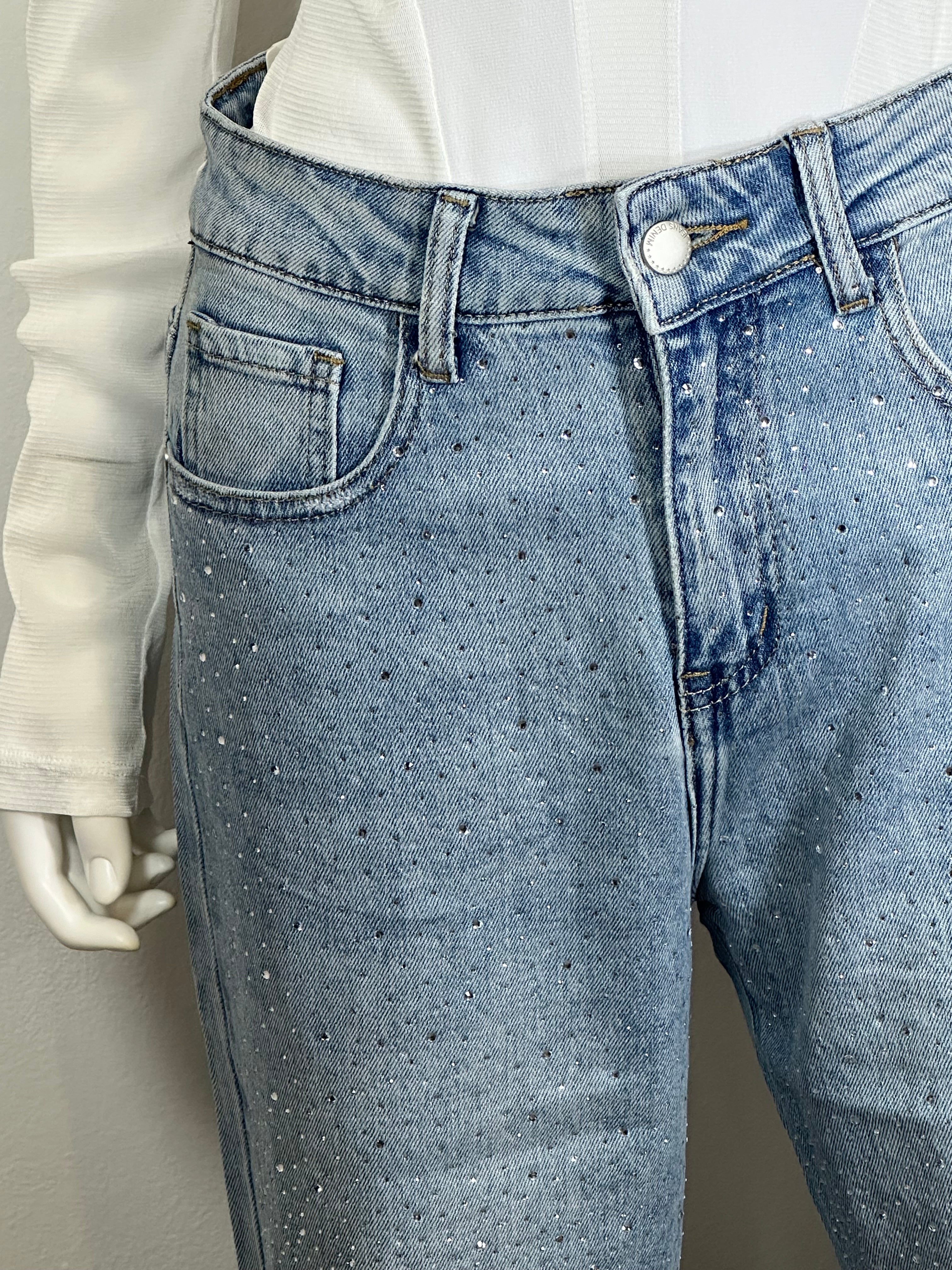 Jeans con strass e strappi