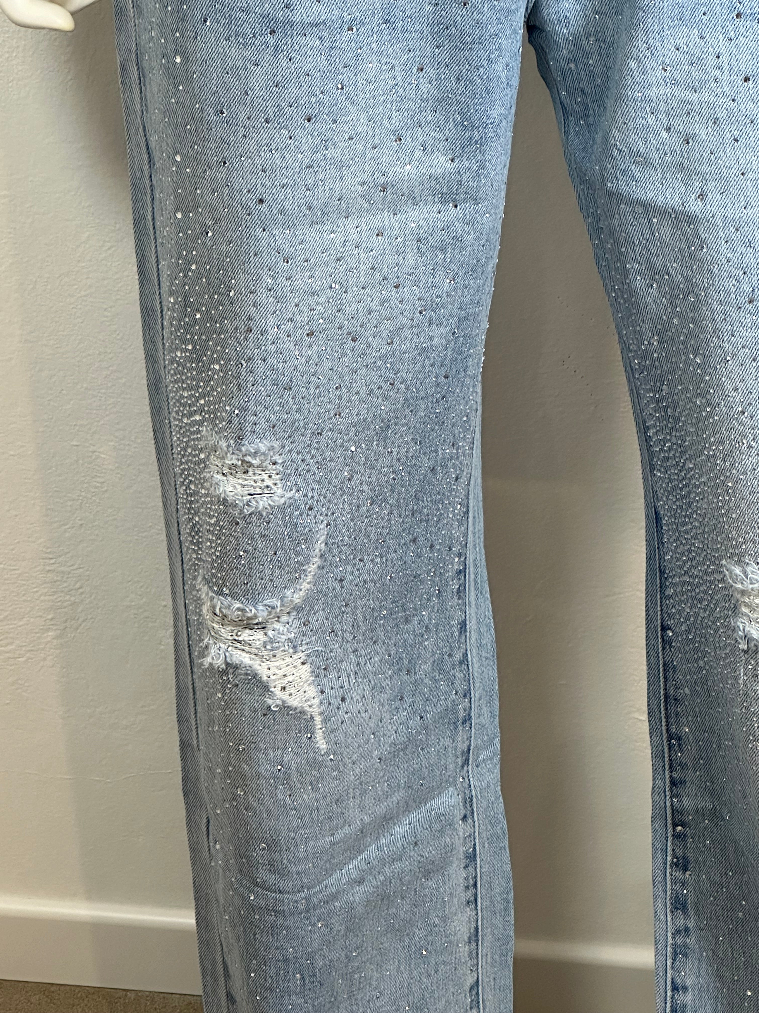 Jeans con strass e strappi