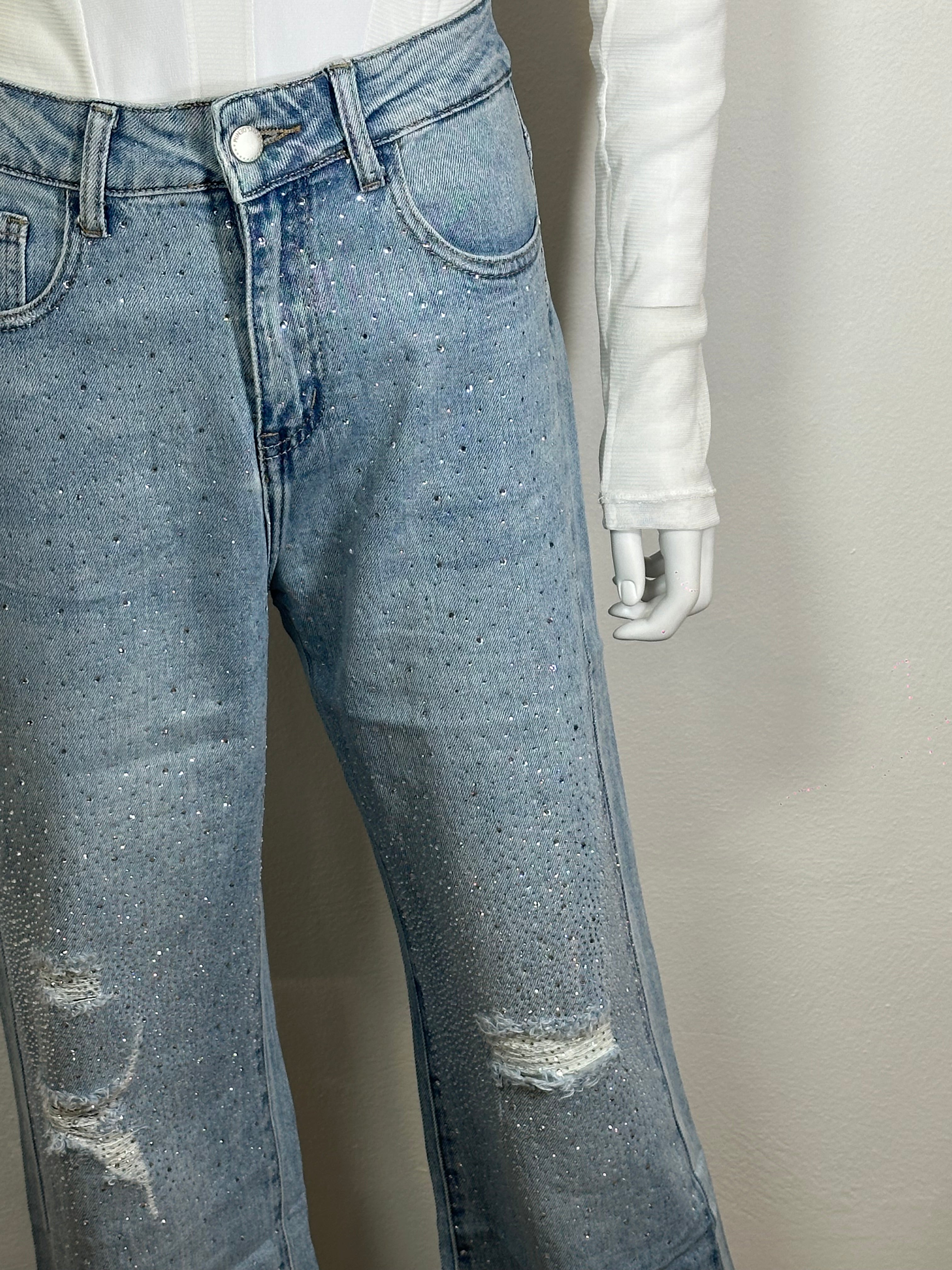 Jeans con strass e strappi
