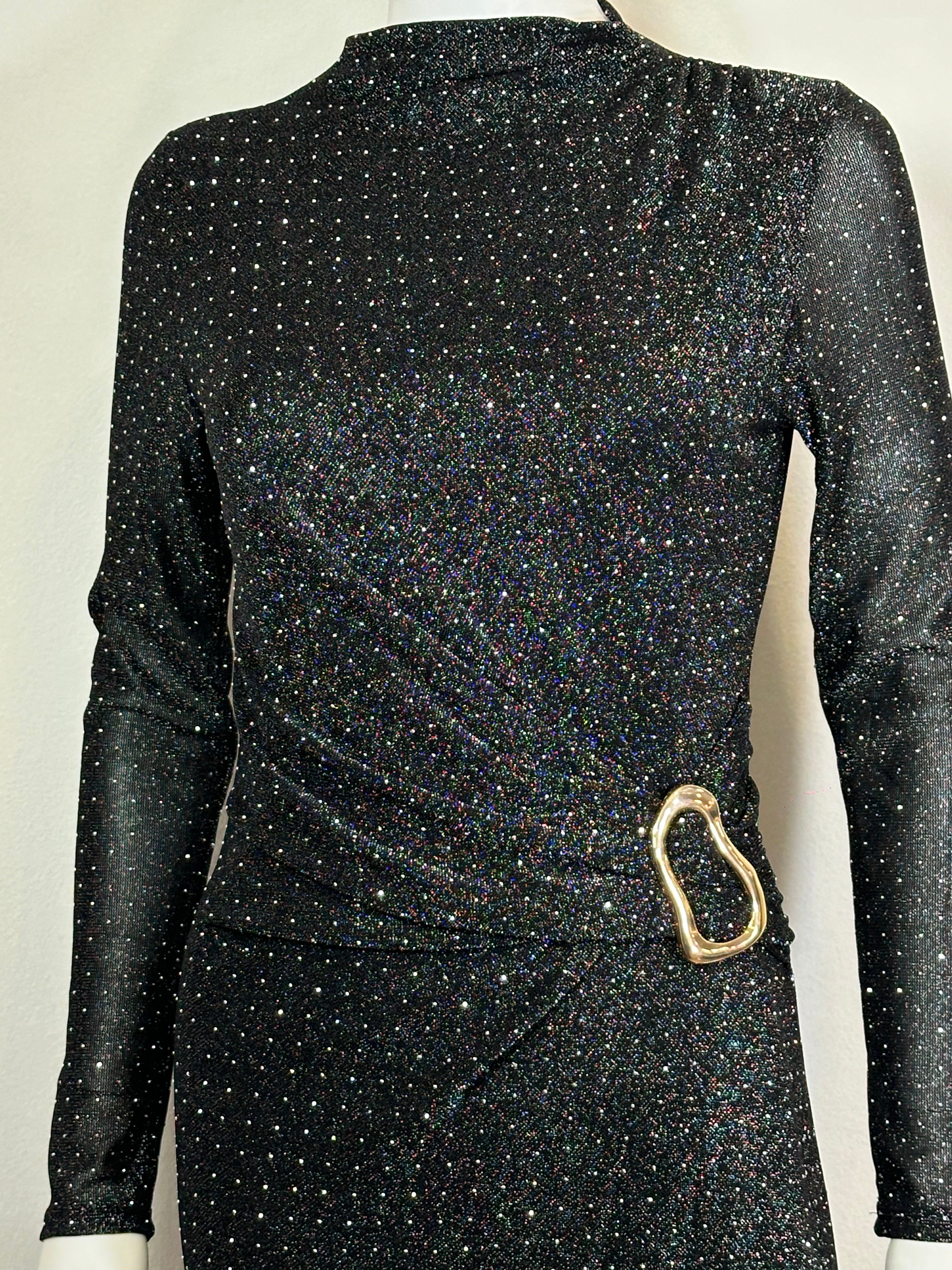 Vestito con fibbia gioiello e punti luce