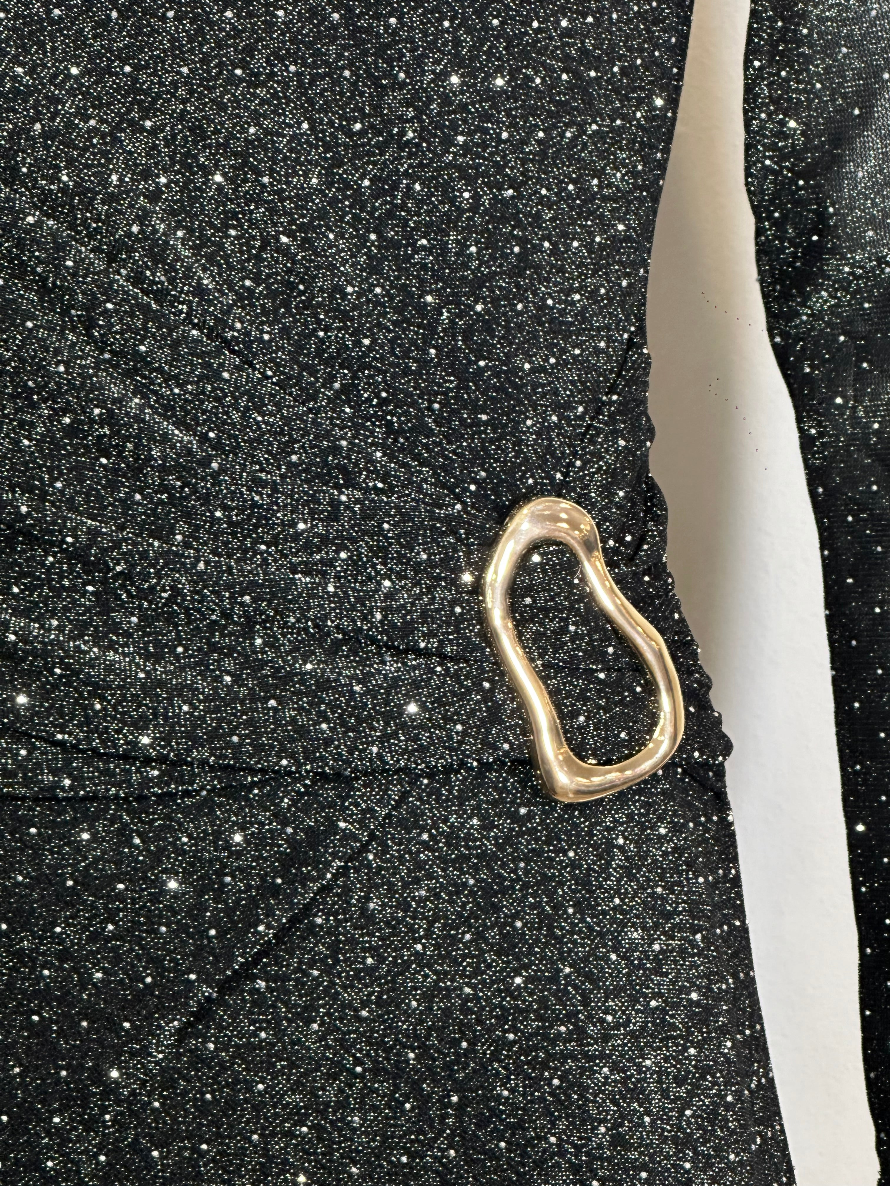 Vestito con fibbia gioiello e punti luce