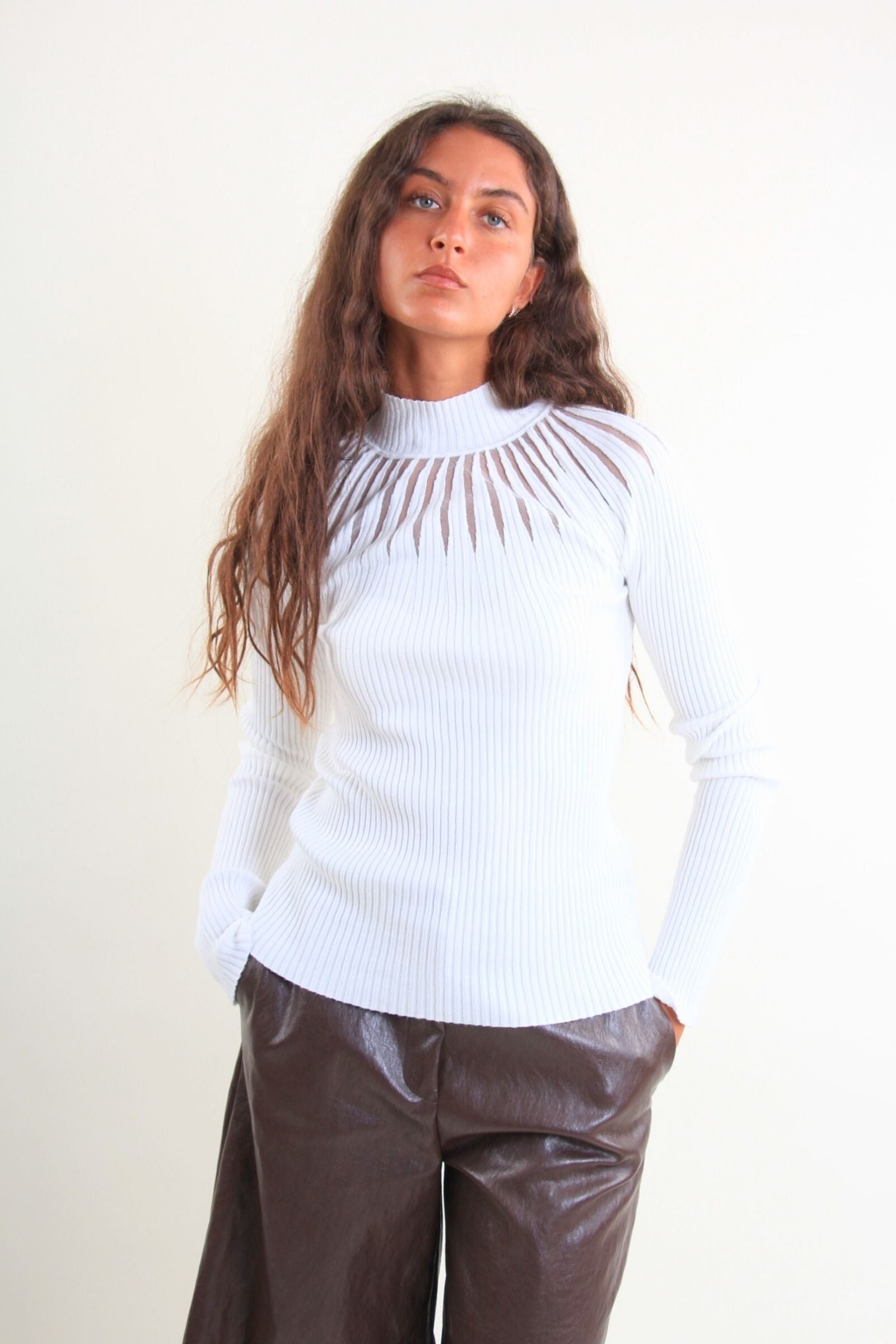 Maglia con inserti in tulle nel collo